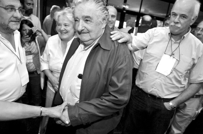 Eduardo Fernández, Lucía Topolansky, José Mujica y Yerú Pardiñas, ayer, cuando el presidente y su esposa visitaron el Congreso del Partido Socialista · Foto: Javier Calvelo