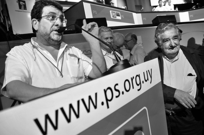 Eduardo Fernández y José Mujica, el domingo, en el Congreso del Partido Socialista · Foto: Javier Calvelo