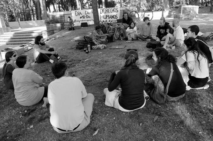 Reunión de Indignados, el sábado, en el Parque Rodó. · Foto: Nicolás Celaya