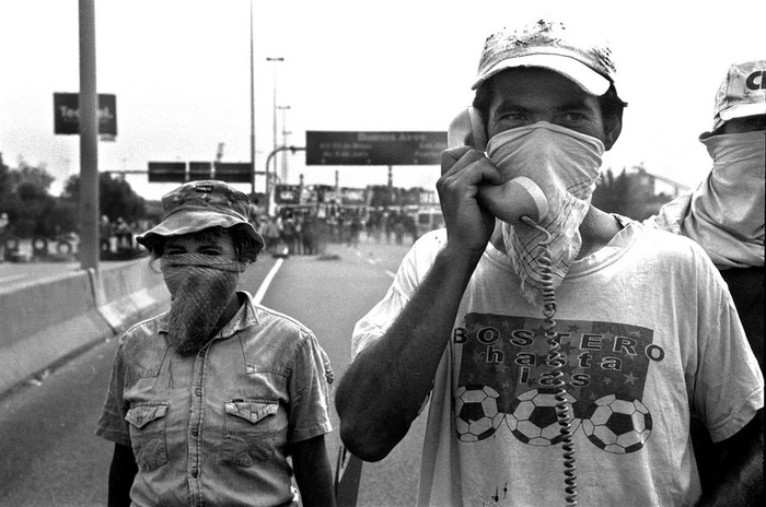 Integrantes del Movimiento de Trabajadores desocupados durante un piquete en la autopista Buenos Aires-La Plata. (archivo, diciembre de 2001) · Foto: Sub Coop.