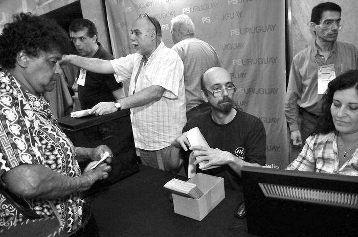 Votación de los congresales socialistas, el domingo en el cine Plaza. · Foto: Javier Calvelo