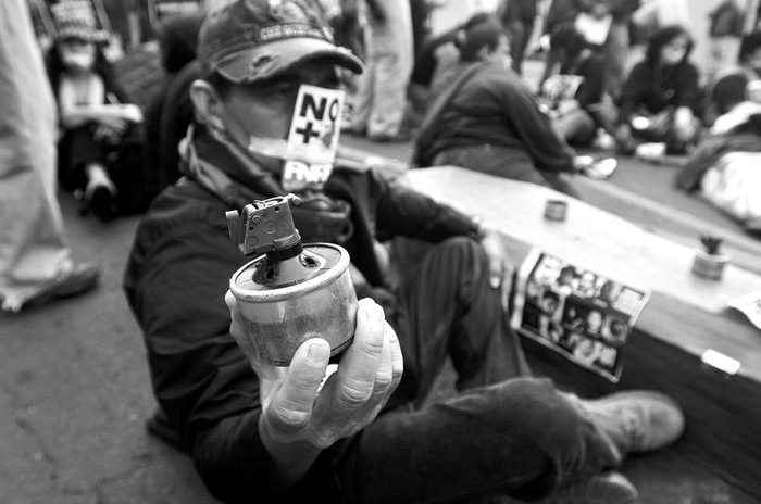 Un hombre muestra una granada lacrimógena durante una protesta de comunicadores y grupos sociales que exigen que no haya
impunidad para los crímenes cometidos contra periodistas, en Tegucigalpa. · Foto: EFE, Gustavo Amador