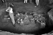 Integrantes del Equipo Argentino de Antropología Forense (EAAF) trabajando en una fosa común donde encontraron restos óseos
quemados de, al menos, 15 personas en la Compañía de Arsenales Miguel de Azcuénaga, la segunda cárcel clandestina más grande del
país, montada por la última dictadura (1976-1983), en la provincia norteña de Tucumán.