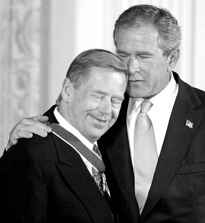 Vaclav Havel y George W Bush, durante una ceremonia en la Casa Blanca donde Bush le entrega al ex presidente checo, fallecido ayer,
la Medalla Presidencial de la Libertad. (archivo, julio de 2003) · Foto: Efe, Joe Marquette