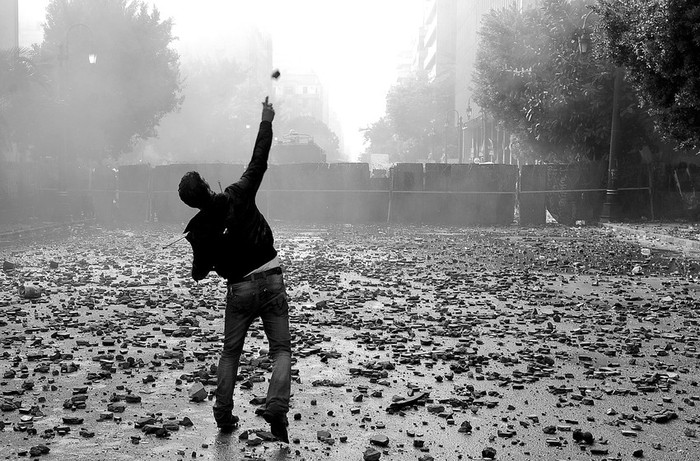 Un manifestante lanza piedras a los soldados, el sabado en El Cairo, durante los enfrentamientos producidos en la calle Qasr al Aini,
donde se ubican las sedes del Consejo de Ministros y del Parlamento. · Foto: Efe, Mohamed Omar