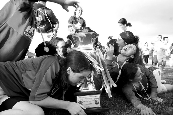 Las jugadoras de Vida Nueva de San Bautista celebran la obtención del campeonato de fútbol femenino del interior al vencer a Nacional de San José, ayer, en el estadio Campeones del 47, de San Bautista. · Foto: Victoria Rodríguez