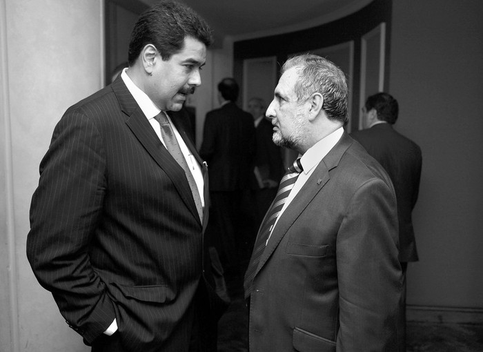 Los ministros de Exteriores de Venezuela, Nicolás Maduro, y de Paraguay, Jorge Lara Castro, ayer,
antes de la XLII Reunión del Consejo del Mercado Común, que reúne a cancilleres y ministros de Economía. · Foto: EFE, Iván Franco