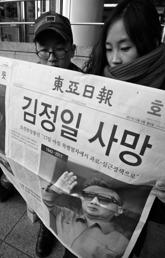 Una pareja lee una edición especial de un periódico sobre la muerte del líder norcoreano
Kim Jong-il, ayer, en Seúl (Corea del Sur). · Foto: EFE, s/d de autor