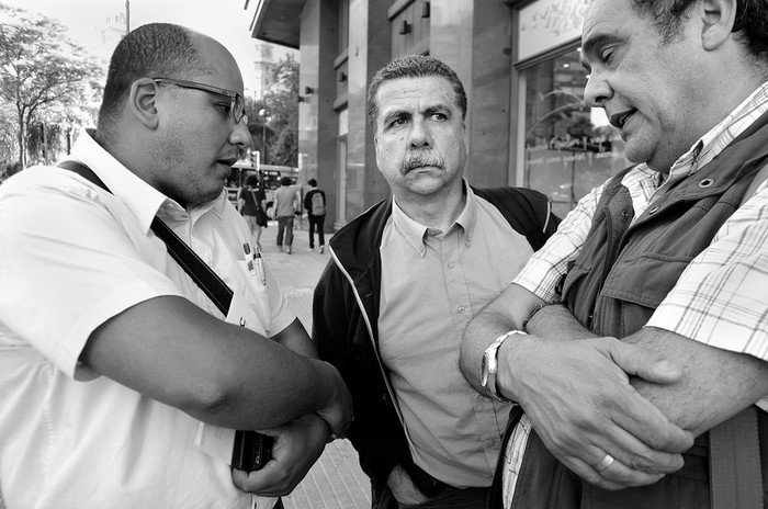 José Olivera, José Seoane y Gustavo Macedo, ayer, frente al local de la ANEP. · Foto: Victoria Rodríguez