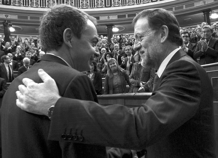 El jefe del Ejecutivo saliente, Jose Luis Rodriguez Zapatero, felicita al lider del PP, Mariano Rajoy, tras ser elegido, ayer,
presidente del gobierno, una vez finalizado el debate de investidura en la camara baja. · Foto: Efe, Pierre-Philippe-Marcou