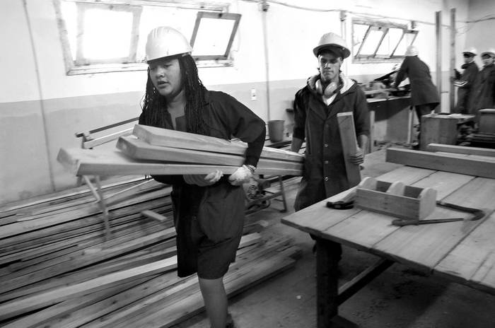 Estudiantes del taller de carpinteria del Centro de Capacitacion Profesional (Cecap) de Rivera trabajan en la construccion de prototipos
de casas de madera. (archivo, noviembre de 2011 · Foto: Sandro Pereyra