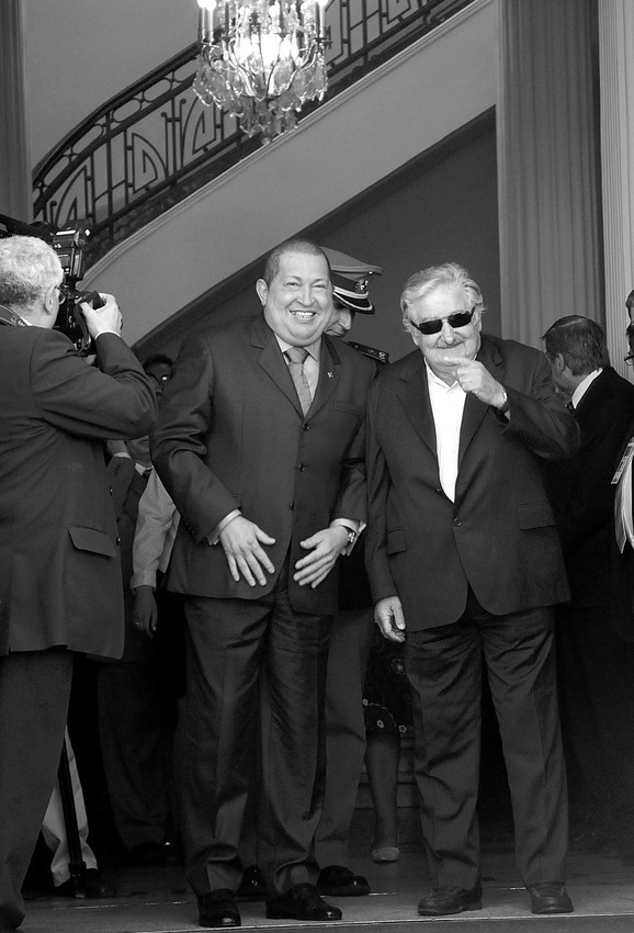 Hugo Chavez y Jose Mujica, ayer, cuando el presidente uruguayo
recibia a su homologo venezolano en el Edificio Mercosur. · Foto: Sandro Pereyra