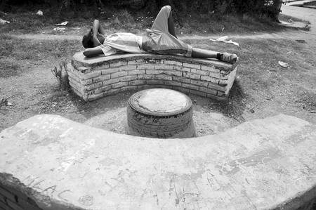 Un joven descansa en una plaza del barrio Casavalle. (archivo enero de 2011) · Foto: Victoria Rodríguez Un joven descansa en una plaza del barrio Casavalle. (archivo enero de 2011) · Foto: Victoria Rodríguez