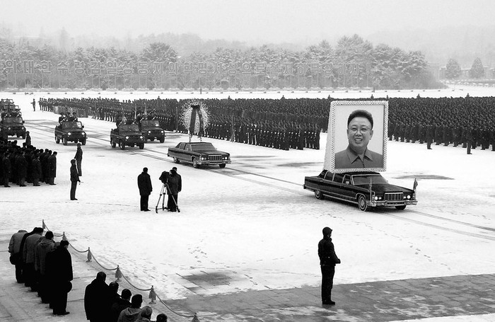 Imagen facilitada ayer por la agencia de noticias norcoreana (KCNA), que muestra el cortejo fúnebre
que acompaña al féretro del fallecido Kim Jong-il por las principales vías de Pyongyang, Corea del Norte.  · Foto: Efe, Kcna