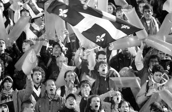 Hinchas de Velez Sarsfield durante el partido ante Penarol en la pasada edicion de la copa Libertadores, en el estadio Centenario. (archivo, mayo de 2011) Hinchas de Velez Sarsfield durante el partido ante Penarol en la pasada edicion de la copa Libertadores, en el estadio Centenario. (archivo, mayo de 2011)