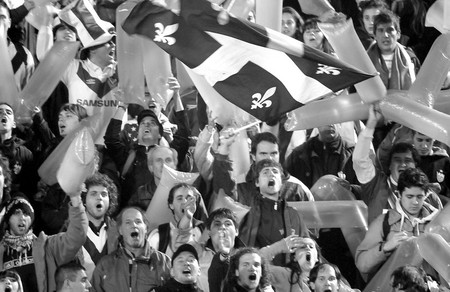 Hinchas de Velez Sarsfield durante el partido ante Penarol en la pasada edicion de la copa Libertadores, en el estadio Centenario. (archivo, mayo de 2011) · Foto: Victoria Rodríguez Hinchas de Velez Sarsfield durante el partido ante Penarol en la pasada edicion de la copa Libertadores, en el estadio Centenario. (archivo, mayo de 2011) · Foto: Victoria Rodríguez