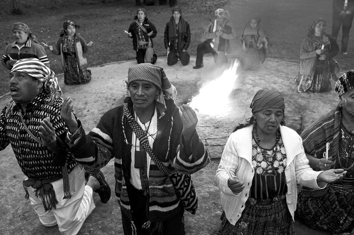 Miembros de comunidades indígenas guatemaltecas participan en una ceremonia maya en favor del reconocimiento
de los derechos de los pueblos originarios de su país, el jueves, en el Centro Ceremonial Maya Kaminal Juyú, Ciudad de Guatemala,
al conmemorarse el 15º aniversario de la firma de los acuerdos de paz que pusieron fin a la guerra interna. · Foto: efe, Saúl Martínez