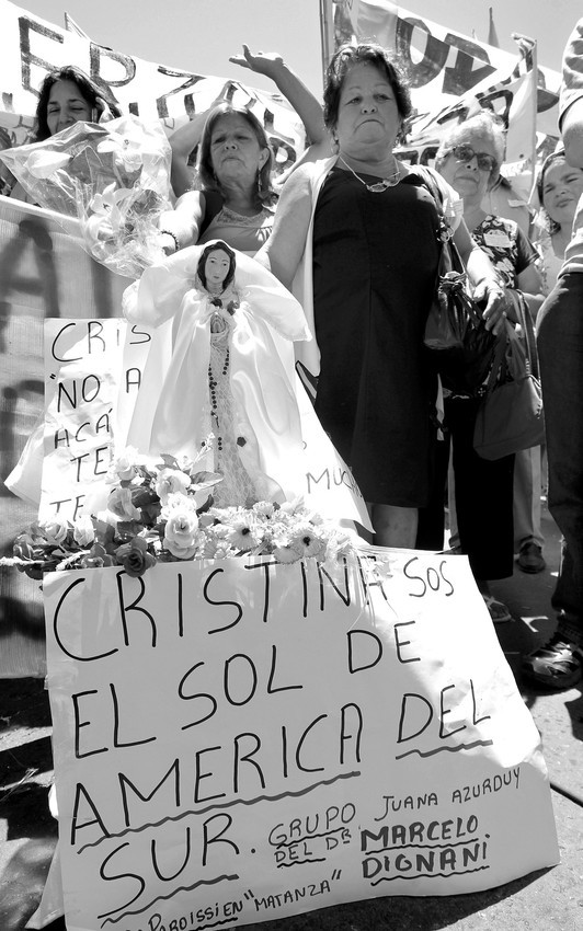 Simpatizantes de Cristina Fernández frente al Hospital Austral, en la periferia
de Buenos Aires, donde la mandataria fue operada ayer. · Foto: EFE, Leo La Valle