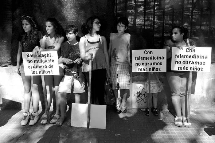 Participantes en la concentración frente a la Fundación Peluffo Giguens, ayer en la tarde. · Foto: Nicolás Celaya