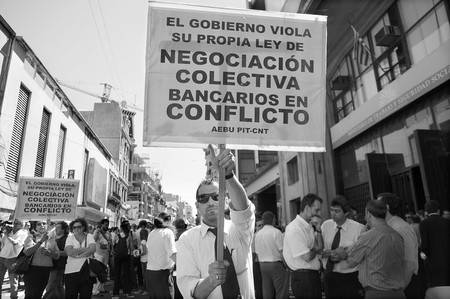 Concetración de trabajadores de la banca pública, el miércoles frente a la Dirección Nacional de Trabajo (Dinatra) · Foto: Victoria Rodríguez Concetración de trabajadores de la banca pública, el miércoles frente a la Dirección Nacional de Trabajo (Dinatra) · Foto: Victoria Rodríguez