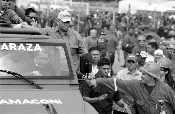 El presidente venezolano, Hugo Chávez, quien retomó su programa de televisión Aló, presidente, desde la base petrolera Petromonagas
en el estado de Anzoátegui.  · Foto: Efe, prensa Miraflores