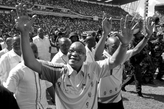 El presidente sudafricano y máximo dirigente del Congreso Nacional Africano, Jacob Zuma, saluda a los miles de seguidores que han asistido al acto central del centenario de la fundación del partido,
ayer en Bloemfontein.  · Foto: Efe, Kim Ludbrook