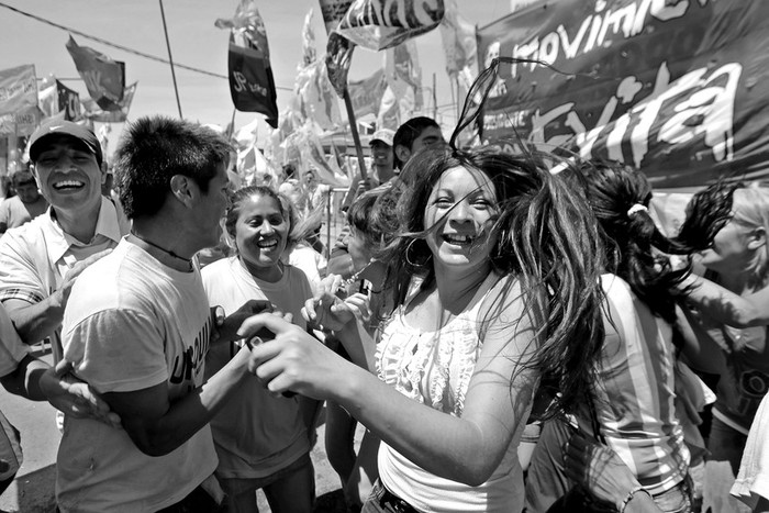 Militantes kirchneristas celebran el ultimo parte medico de la presidenta argentina, Cristina Fernandez,
frente al hospital Austral, el viernes. · Foto: EFE, Leo La Valle