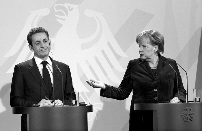 El presidente frances, Nicolas Sarkozy, y la canciller alemana, Angela Merkel,
comparecen en rueda de prensa en la sede de la cancilleria alemana en Berlin. · Foto: Efe, Wolfgang Kumm