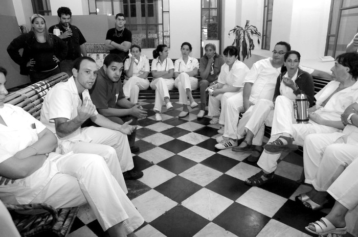 Asamblea de trabajadores, anoche, en el Hospital Maciel. · Foto: Victoria Rodríguez