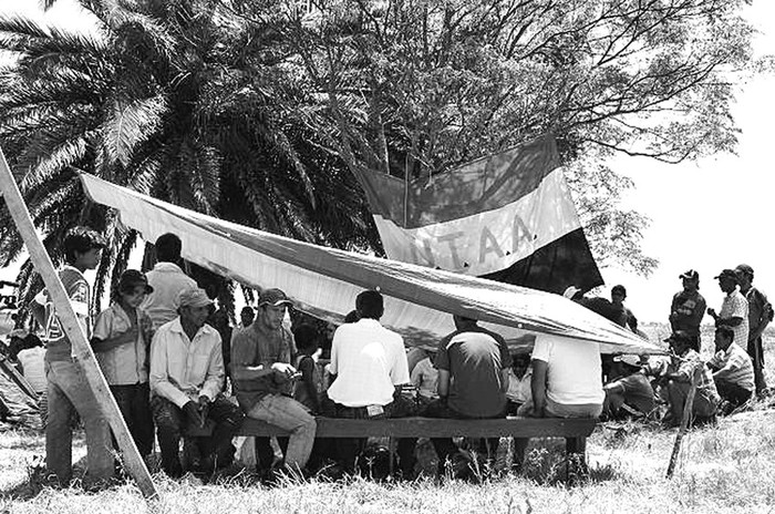 Asamblea durante la ocupacion del predio, ayer, en el kilometro 614 de la ruta 3, en Bella Union, Artigas.  · Foto: Moises Quintanilla