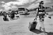 Turistas llegando ayer a la terminal de omnibus de Punta del Diablo. 