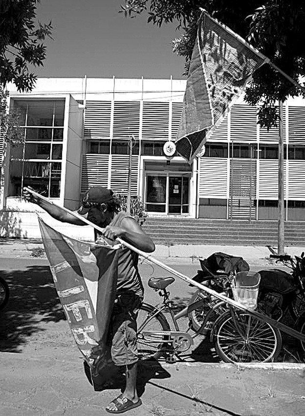 Militantes de UTAA, ayer, frente al juzgado de Bella Union donde declararon
tres dirigentes del sindicato, tras la ocupacion. · Foto: Moises Quintanilla