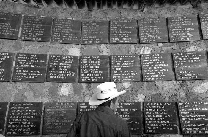Un hombre observa los nombres de las personas que fueron asesinadas durante la masacre de El Mozote,
en la que casi 1.000 personas fueron asesinadas por el Ejercito en 1981. · Foto: Efe, Roberto Escobar