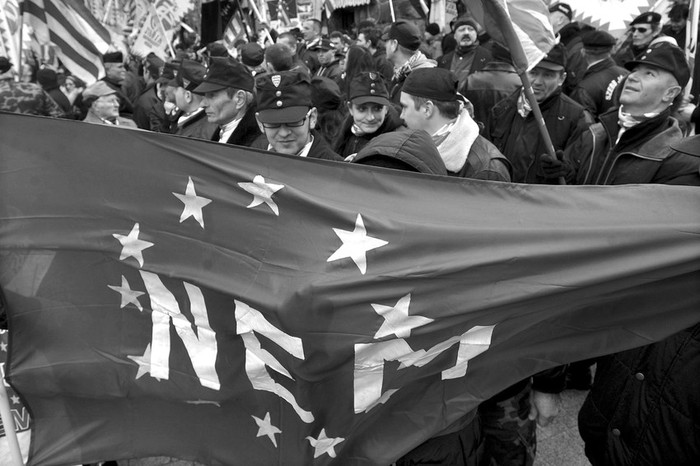 Simpatizantes del partido de extrema derecha hungara Jobbik vestidos con uniformes del grupo paramilitar Nueva Guardia Hungara
sostienen una bandera de la Union Europea (UE), en la que se lee gNoh (en hungaro) mientras participan en una protesta bajo el lema
gSer miembros o ser libresh frente a la representacion de la Comision Europea en Budapest, el sabado.  · Foto: Efe, Szilard Koszticsak