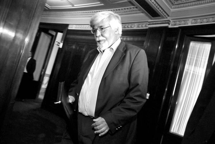 El ministro del Interior, Eduardo Bonomi, ayer, cuando concurrio a informar a la Comision Permanente del Poder Legislativo. · Foto: Javier Calvelo