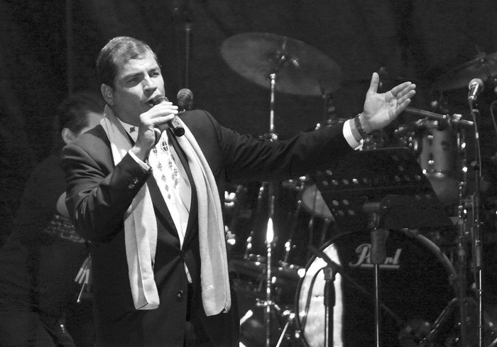 El presidente ecuatoriano, Rafael Correa, el sabado, cuando celebro los cinco anos de su mandato en el estadio Alejandro Serrano de Cuenca. · Foto: Efe, Robert Puglla
