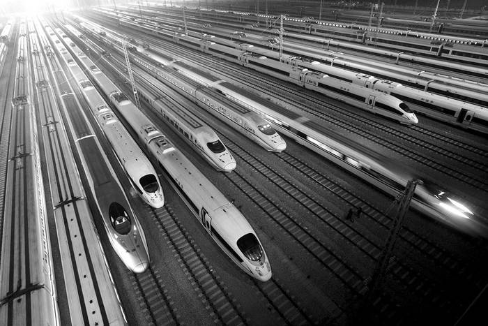 Vista aerea de la base de mantenimiento de los trenes de alta velocidad del fabricante estatal CRH en Wuhan, provincia china de Hubei, el
miercoles 11. Unos 30 trenes de transporte de pasajeros son examinados cada noche para verificar su seguridad. · Foto: Efe, Yuan Zheng