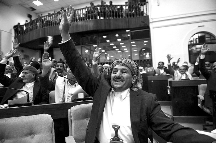 Miembros del Parlamento votan el proyecto de ley que otorga la “inmunidad total” al presidente de Yemen,
Alí Abdalá Saleh, en relación a sus actos “políticos”, en Saná, el sábado.  · Foto: Efe, Yahya Arhab