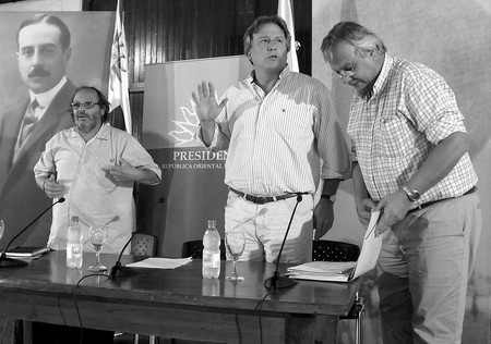 Daniel Olesker, Fernando Lorenzo y Enrique Pintado, ayer, tras el Consejo de Ministros en Anchorena. · Foto: Secretaría de Comunicación Institucional, s/d de a Daniel Olesker, Fernando Lorenzo y Enrique Pintado, ayer, tras el Consejo de Ministros en Anchorena. · Foto: Secretaría de Comunicación Institucional, s/d de a