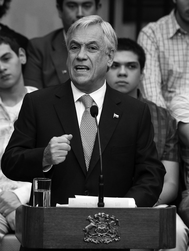 El presidente de Chile, Sebastián Piñera, pronuncia un discurso, ayer, en el Palacio de La Moneda, en Santiago. · Foto: Efe, Felipe Trueba