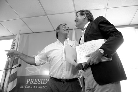 Jorge Larrañaga y Pedro Bordaberry, ayer, tras el encuentro con el presidente José Mujica en la residencia de Suárez y Reyes. · Foto: Andrés Cuenca Jorge Larrañaga y Pedro Bordaberry, ayer, tras el encuentro con el presidente José Mujica en la residencia de Suárez y Reyes. · Foto: Andrés Cuenca