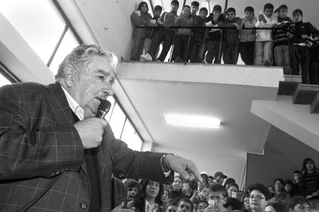 El presidente Jose Mujica durante una entrega de computadoras del Plan Ceibal en la Escuela Tecnica del Cerro. (archivo, octubre de 2010) · Foto: Ricardo Antúnez El presidente Jose Mujica durante una entrega de computadoras del Plan Ceibal en la Escuela Tecnica del Cerro. (archivo, octubre de 2010) · Foto: Ricardo Antúnez
