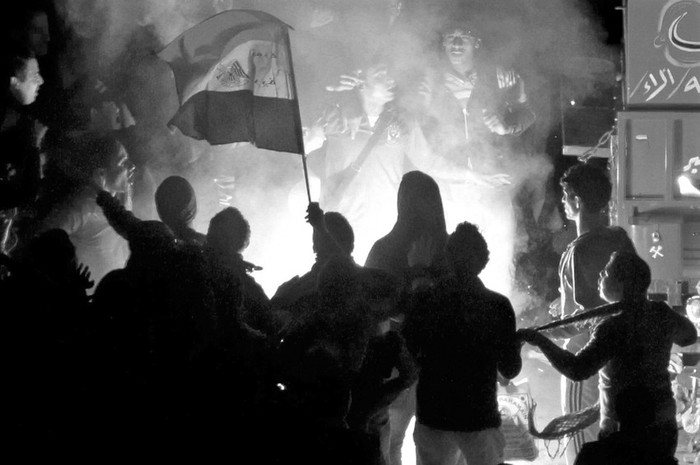 Manifestantes celebran, en la plaza Tahrir en El Cairo, el primer aniversario del inicio de la revolucion que obligo a renunciar al presidente Hosni Mubarak. · Foto: Efe, André Pai