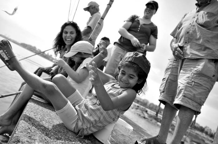 Luzmila, ayer, en la escuelita de pesca para niños en la playa Ramírez. · Foto: Javier Calvelo