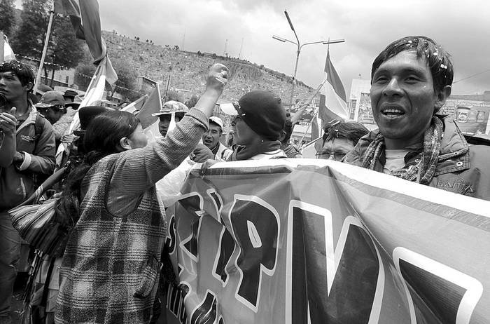 Indígenas y cultivadores de coca afines al presidente boliviano, Evo Morales, llegaron ayer a La Paz tras marchar 42 días para pedirle
que anule una ley que veta la construcción de una carretera que pase por el parque natural Tipnis. · Foto: EFE, Martín Alipaz