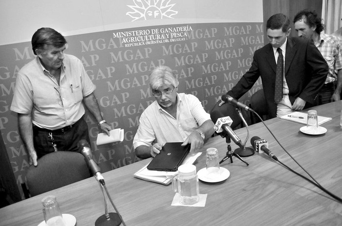Francisco Muzio, Tabaré Aguerre, Miguel Sanguinetti y Mario Buzzalino, ayer, en la sede del Ministerio de Ganadería, Agricultura y Pesca (MGAP). · Foto: Javier Calvelo