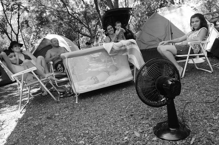 Familia en el camping
de las termas del
Arapey, en Salto. · Foto: Nicolás Celaya