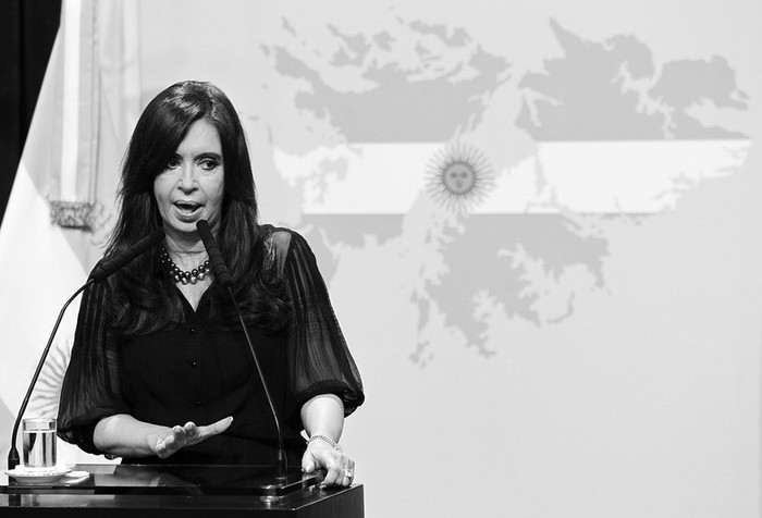 La presidenta de Argentina, Cristina Fernández, ayer, durante un acto en la Casa Rosada en el que se refirió al conflicto que mantienen
Argentina y el Reino Unido por las islas Malvinas. · Foto: EFE, Leo La Valle