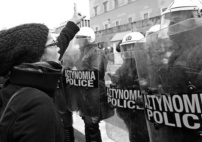 Manifestantes griegos protestan ante policías antidisturbios en los alrededores del Parlamento, ayer, durante una jornada de huelga
general en Atenas, Grecia. · Foto: Efe, Orestis Panagiotou