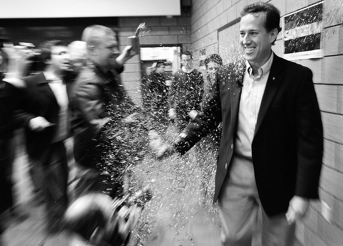 El candidato presidencial del Partido Republicano Rick Santorum, el martes 7 de febrero, a su llegada al Centro Nacional de Deportes en
Blaine, Estados Unidos. · Foto: Efe, Craig Lassig